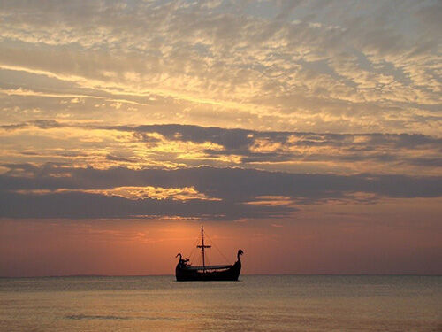 (C) Pixabay / Schiff im Sonnenuntergang / Zum Vergrößern auf das Bild klicken